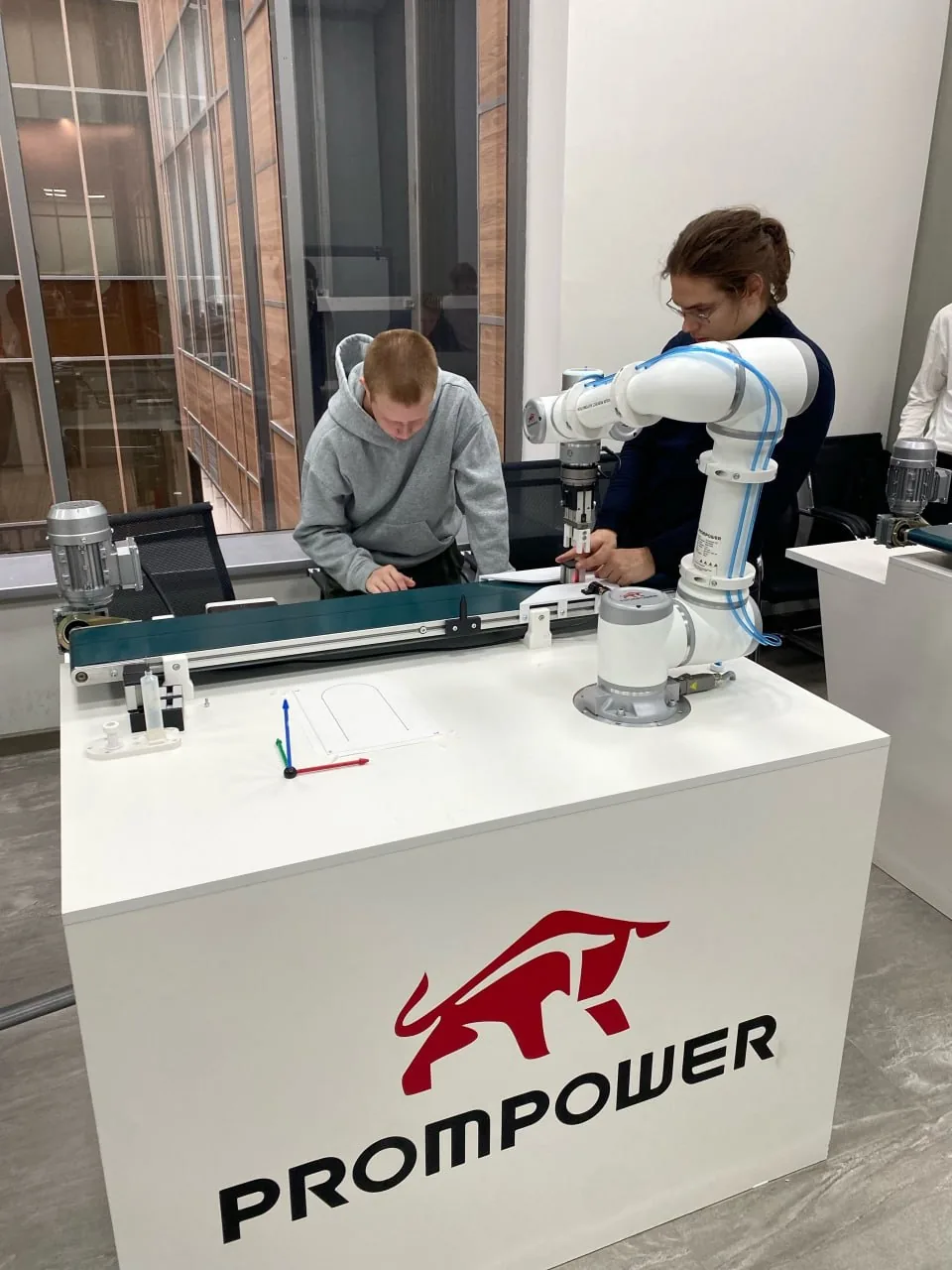 Практика на учебном стенде с коллаборативным роботом PROMPOWER