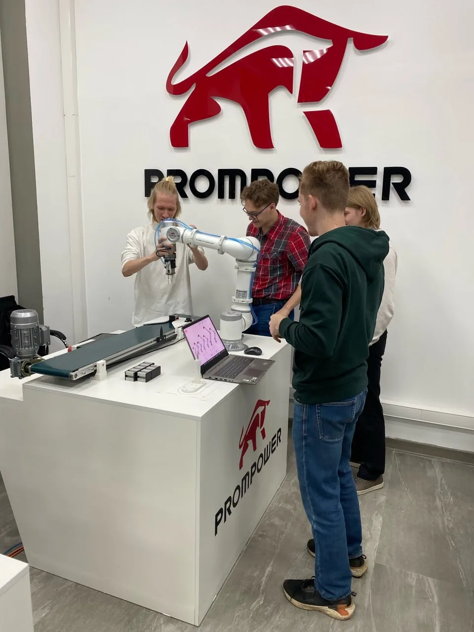 Участники «Дня без турникетов» у стенда с роботом PROMPOWER