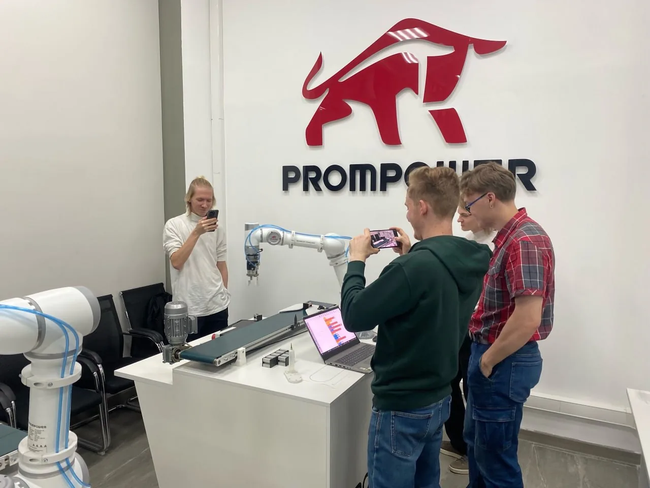 Студенты снимают работу коллаборативного робота PROMPOWER